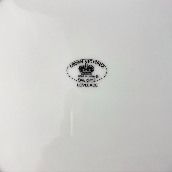 Crown Victoria "Lovelace" dinner plates set of four, vintage fine china, Japan - Picture 5 of 6